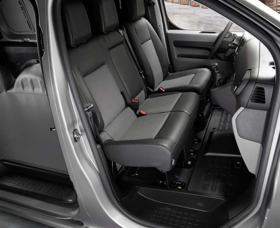 Интерьер Peugeot Expert 2016 года  (фото 38 из 48)